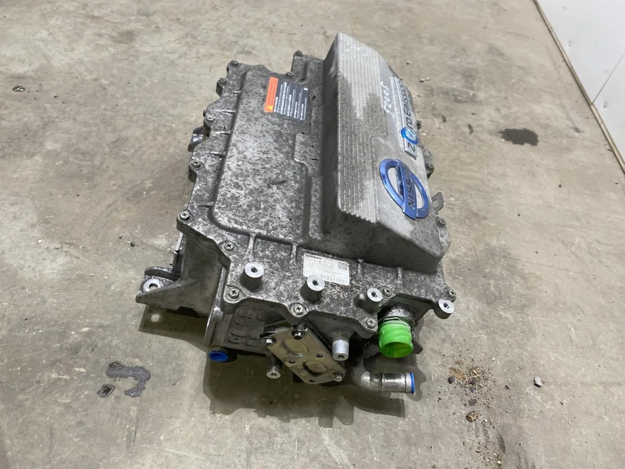 Nissan LEAF 2011-17 Battery charger view 2