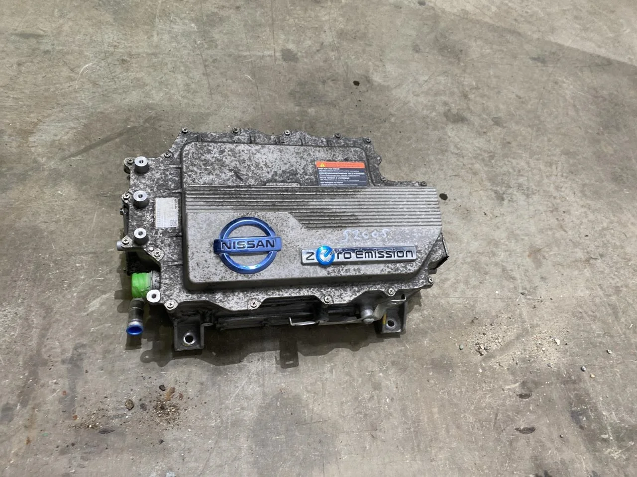 Nissan LEAF 2011-17 Battery charger view 3