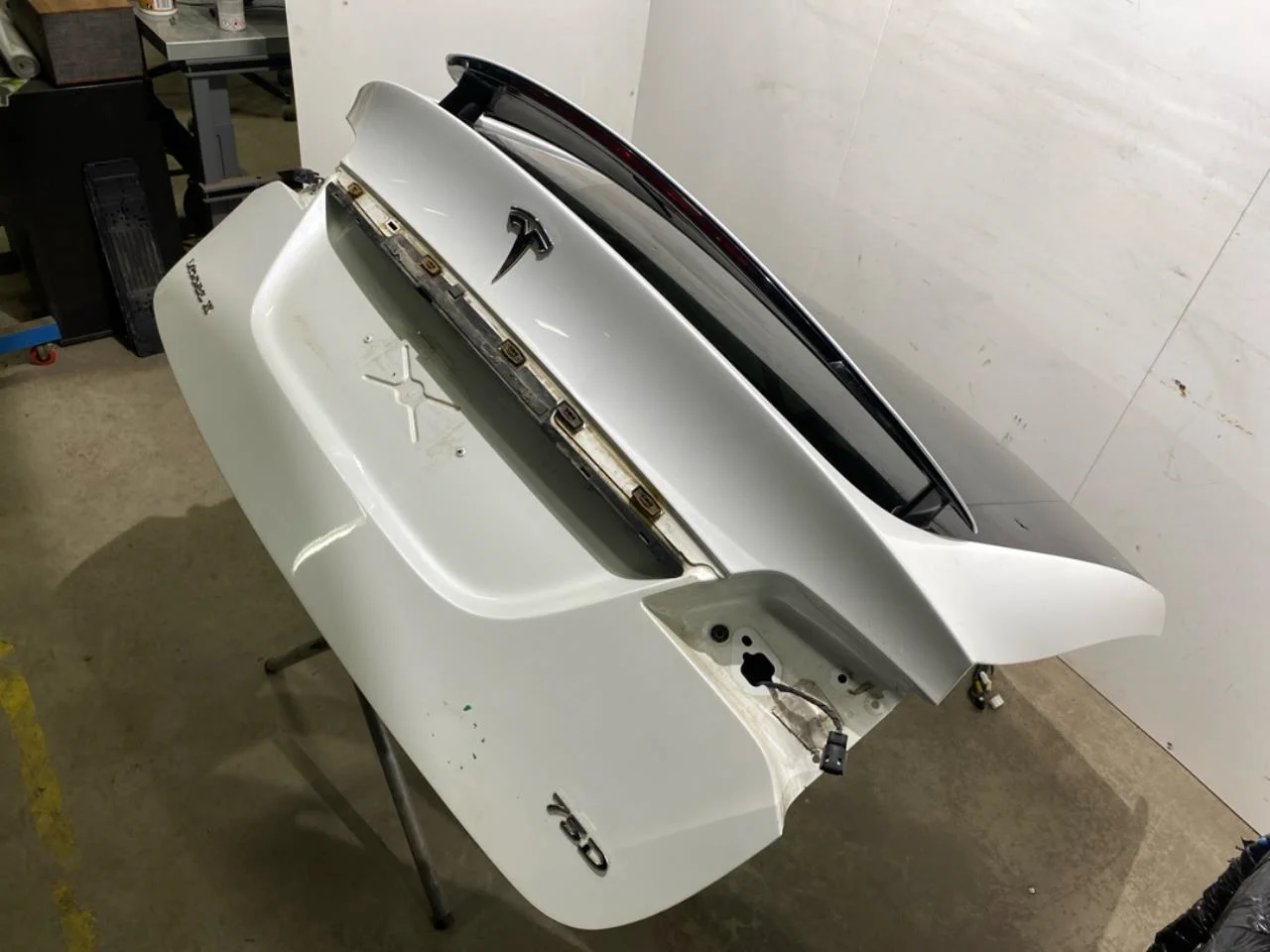 Tesla MODEL X 2016- Tailgate, estate view 3