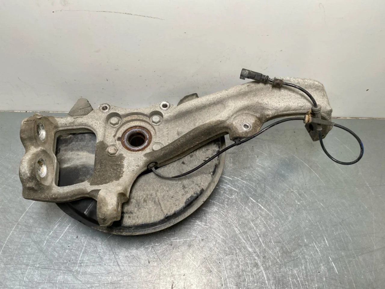 Tesla MODEL X 2016- Stub axle carrier, left front view 2