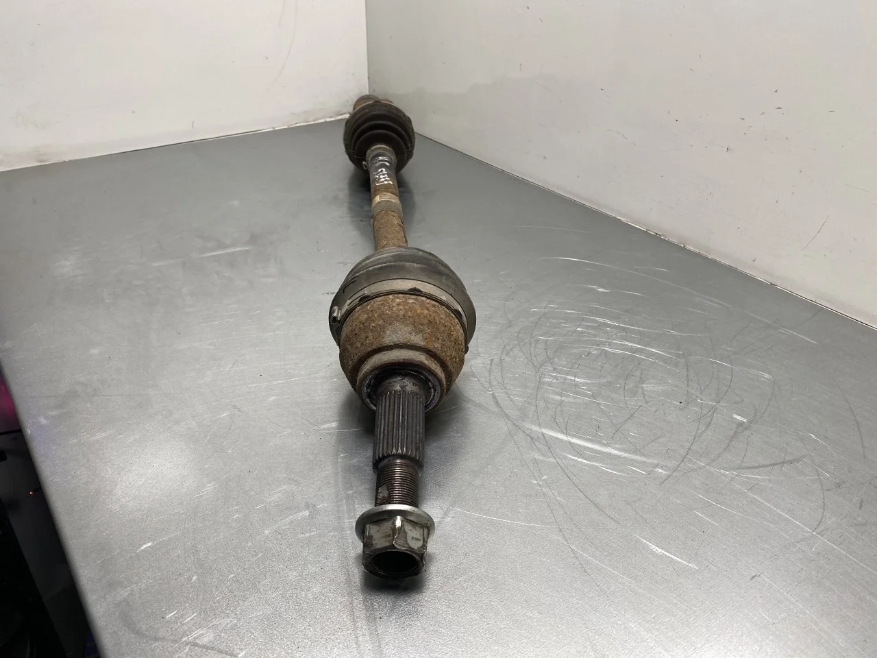 Nissan LEAF 2017-24 Front right driveshaft view 2