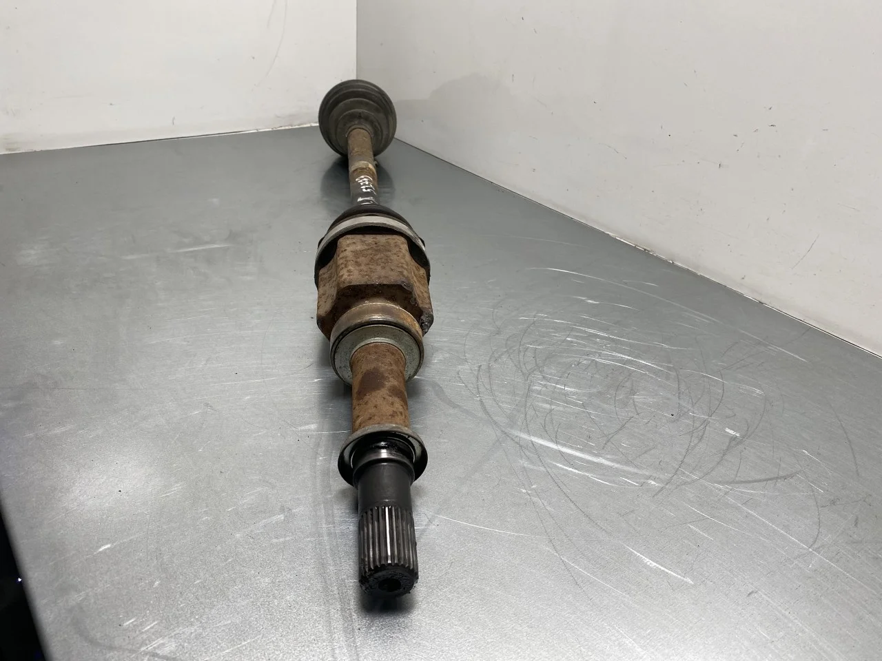 Nissan LEAF 2017-24 Front right driveshaft view 3