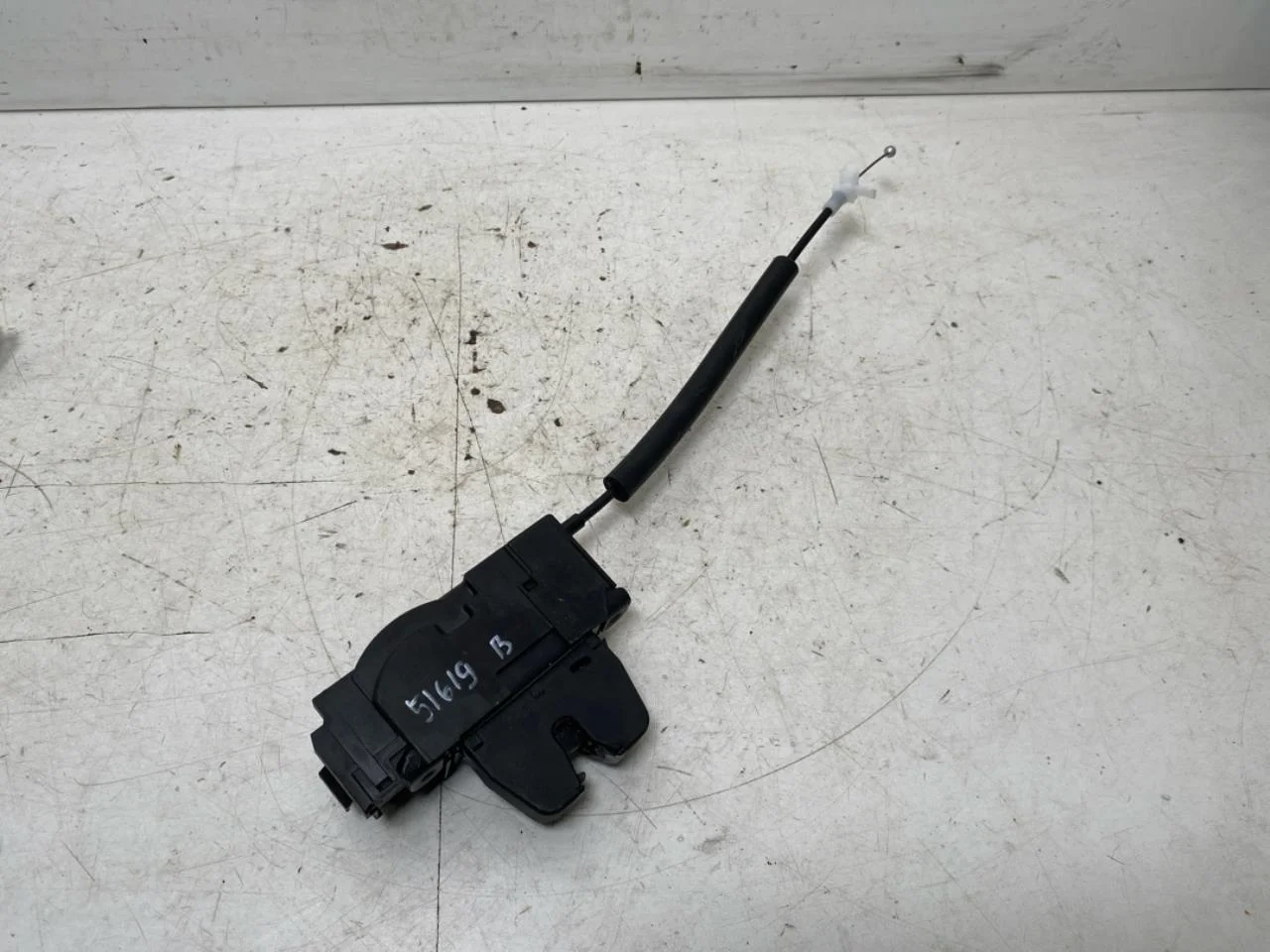 Jeep AVENGER 2023- Tailgate lock view 3