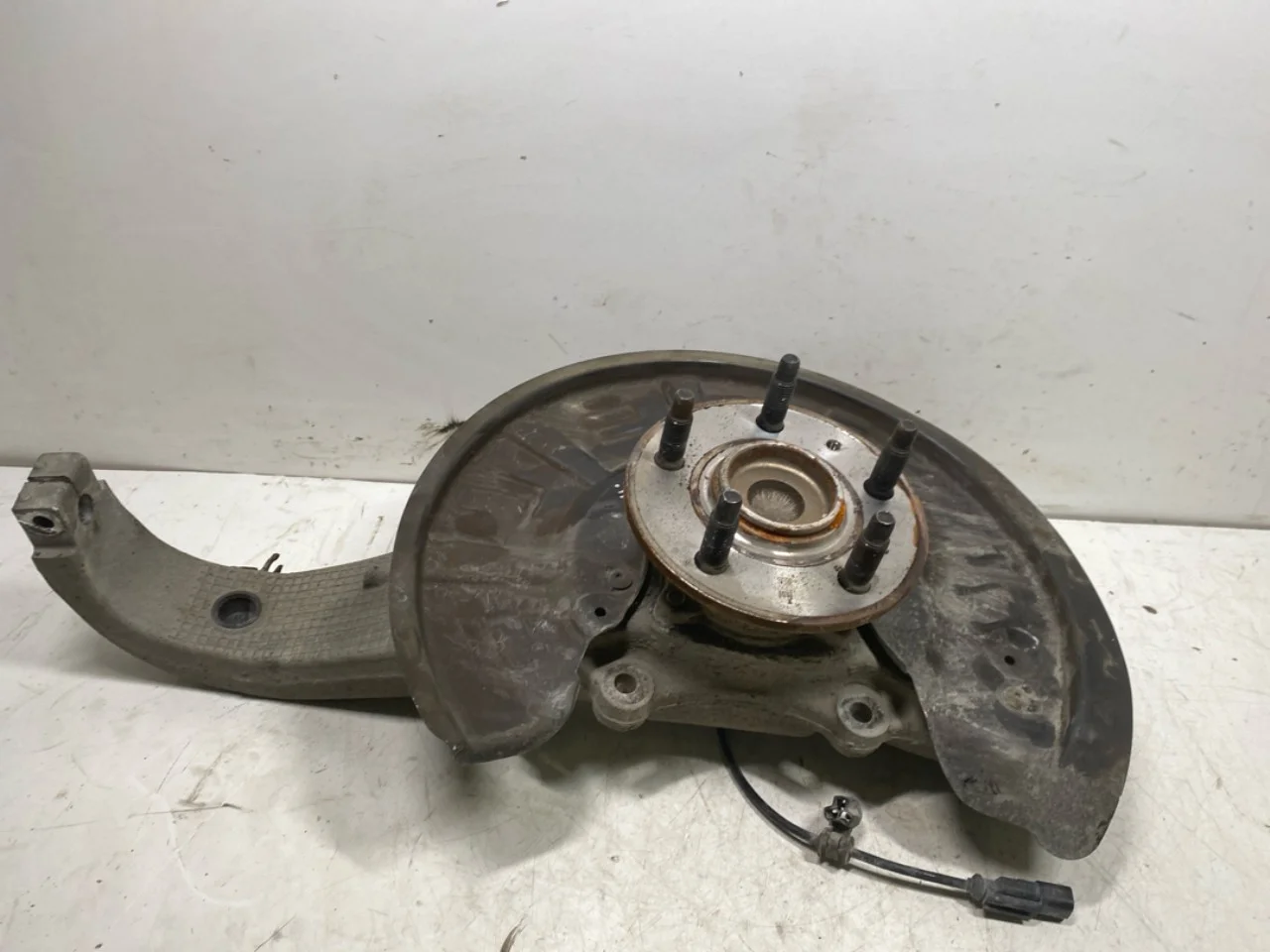 Tesla MODEL S 2013- Front right steering knuckle view 2