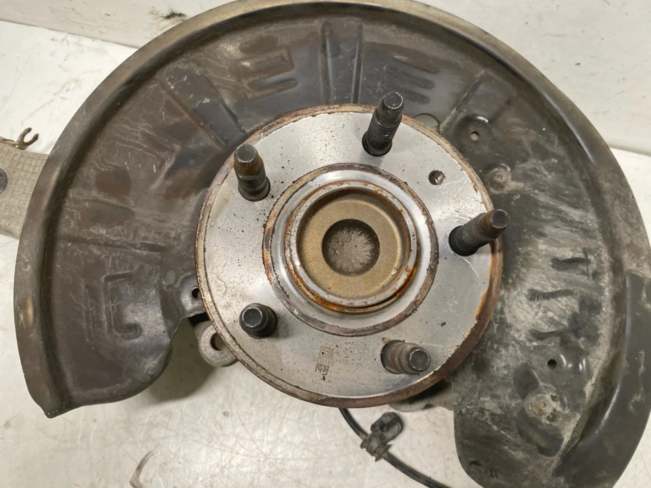Tesla MODEL S 2013- Front right steering knuckle view 3