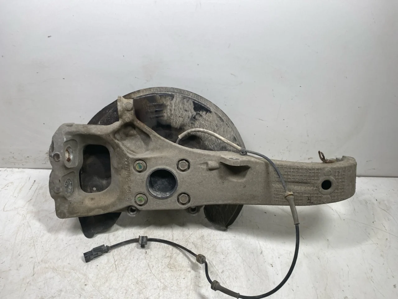 Tesla MODEL S 2013- Front right steering knuckle view 4