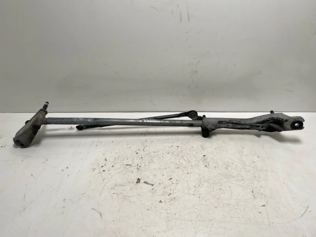 Mercedes EQB X243 2022- Windshield wiper linkage view 2