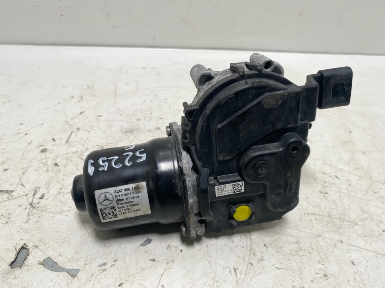 Mercedes EQB X243 2022- Windshield wiper motor view 2