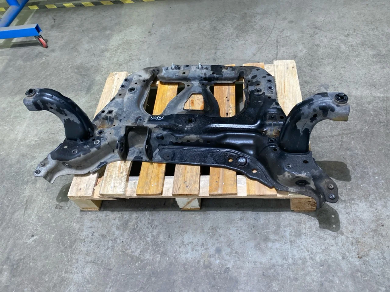 Mercedes EQB X243 2022- Első futómű merevítő (gerenda) nézet 3