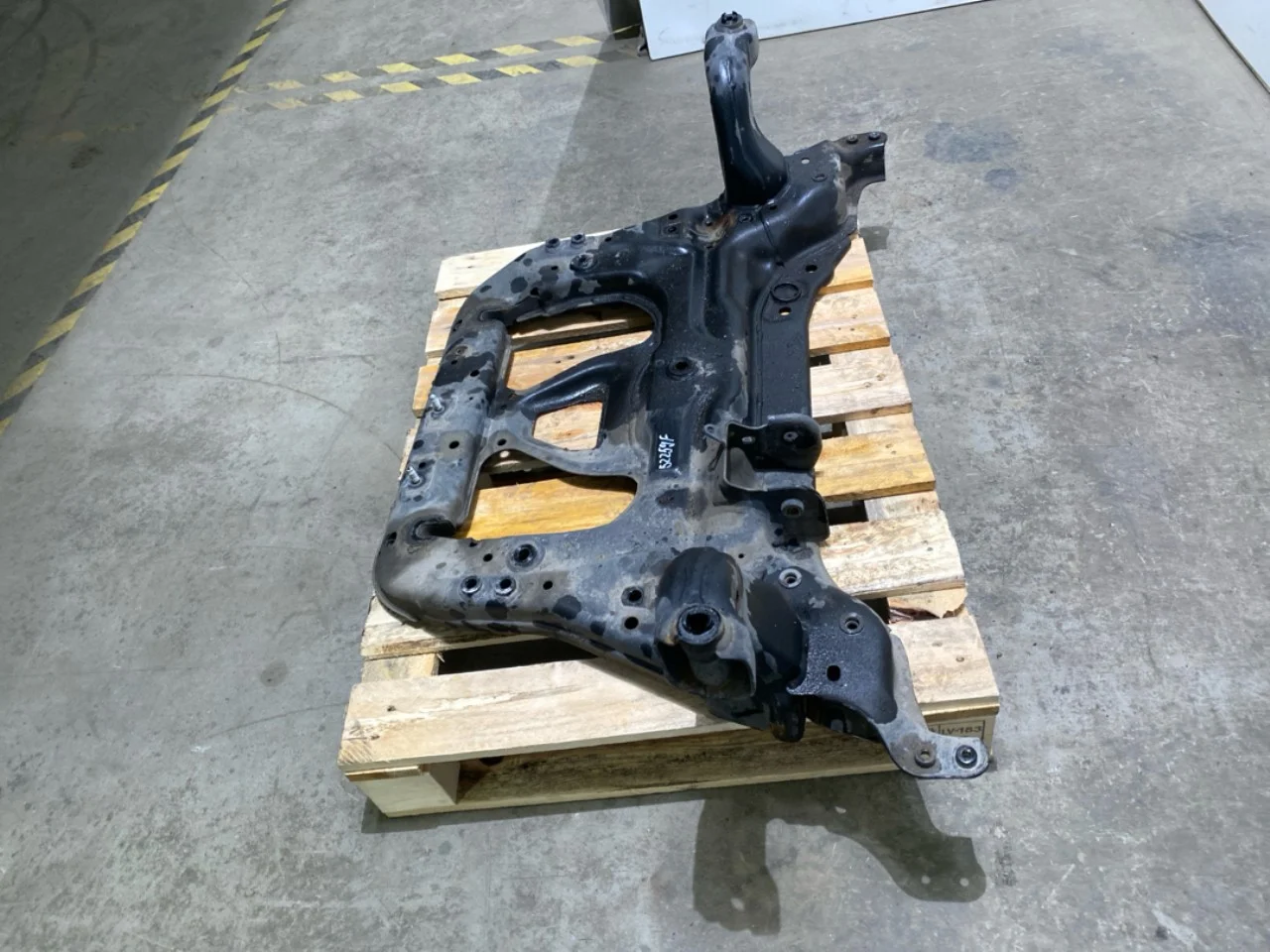 Mercedes EQB X243 2022- Első futómű merevítő (gerenda) nézet 4