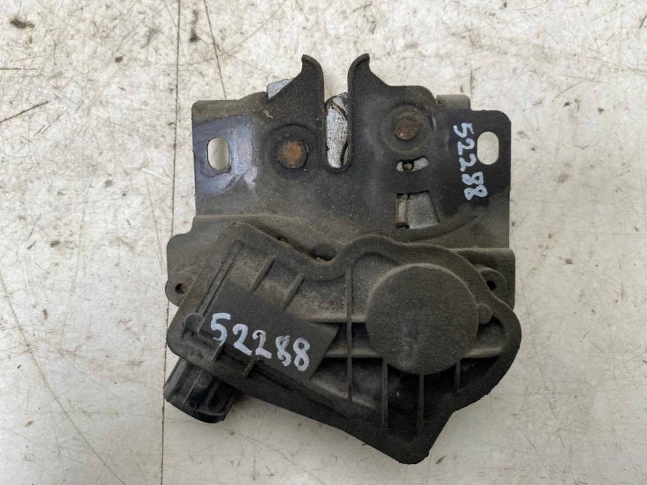 Nissan LEAF 2017-24 Hood latch