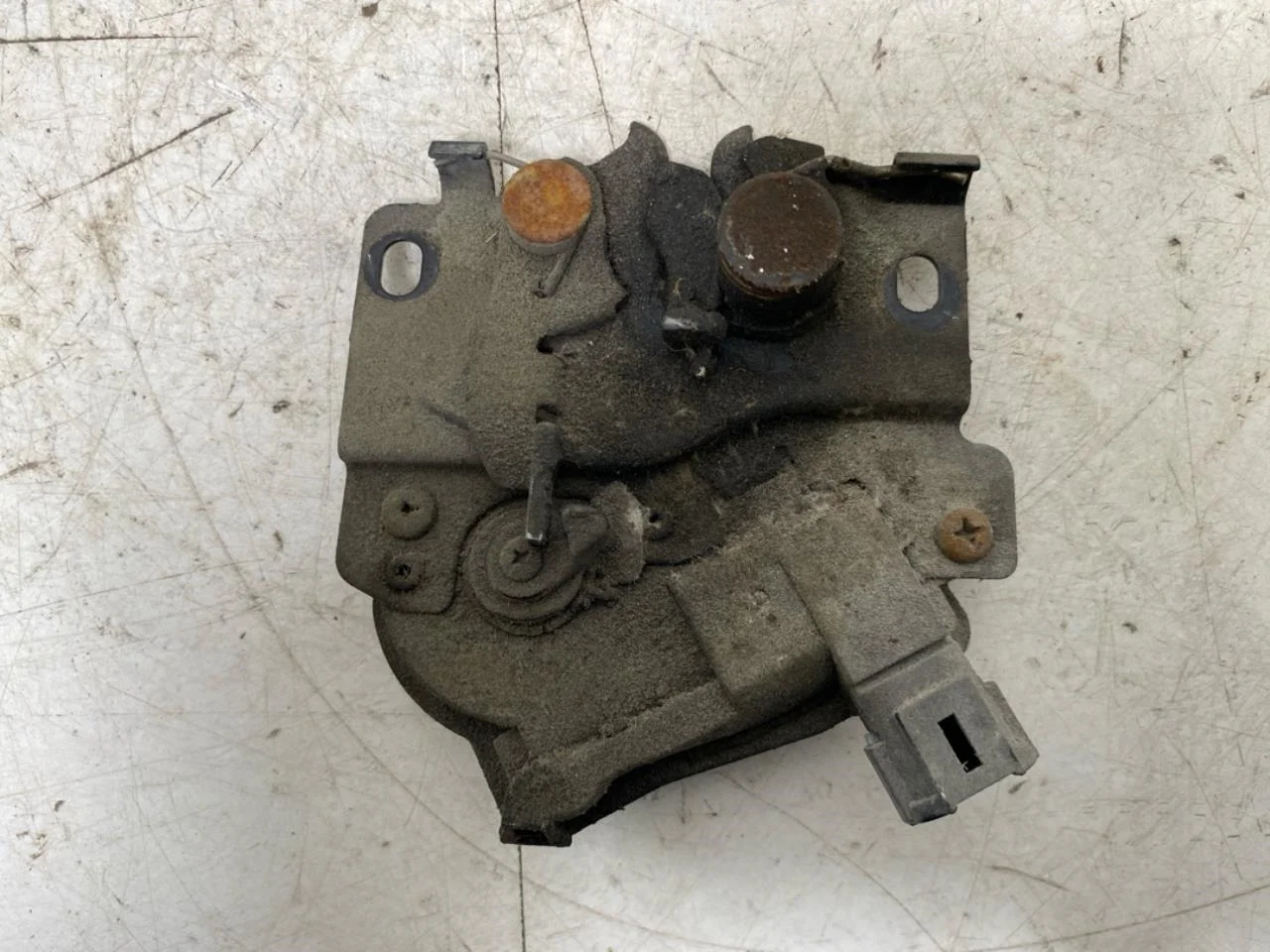 Nissan LEAF 2017-24 Hood latch view 2
