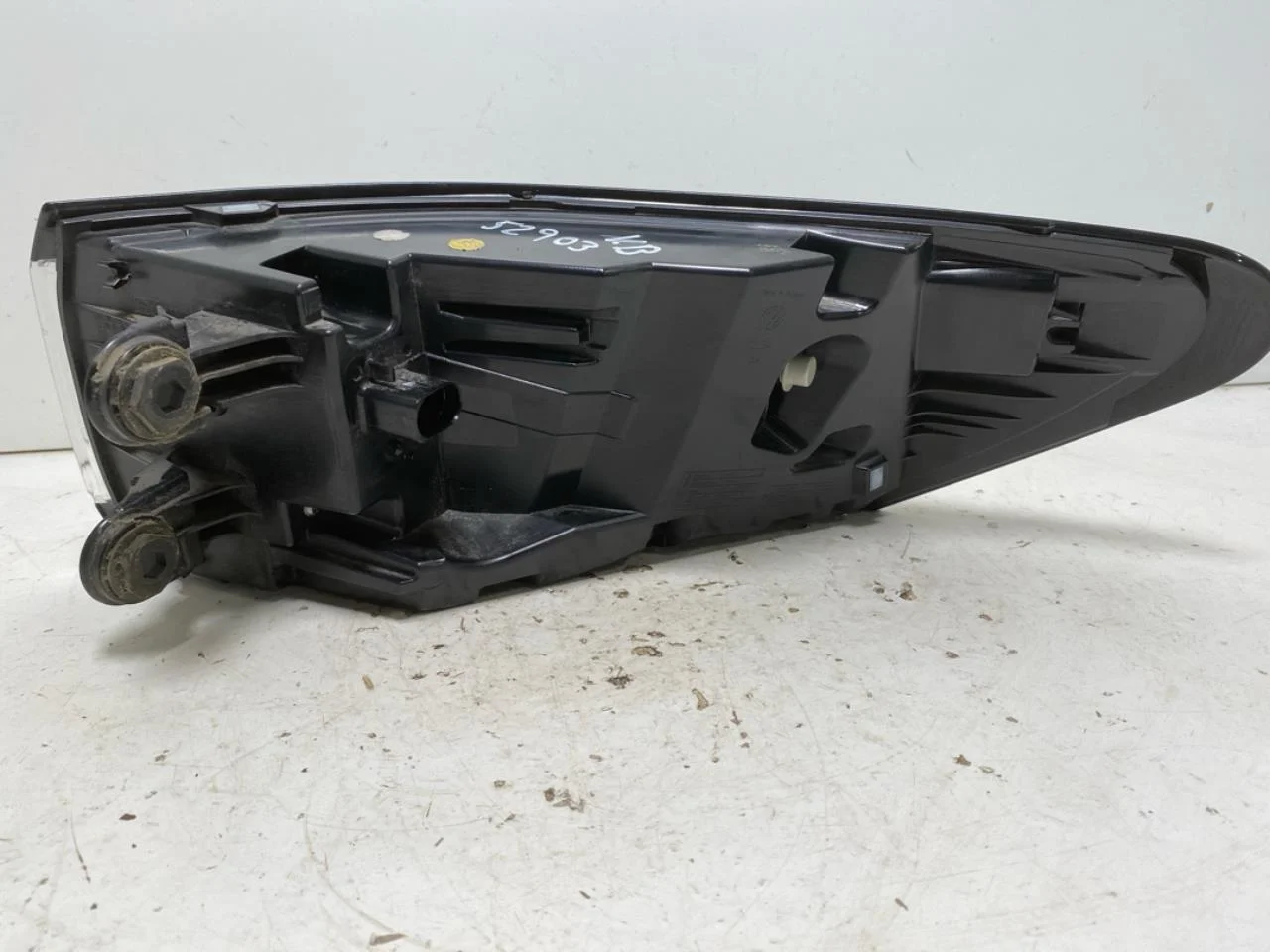 Volkswagen ID.4 2021- Left tail light view 3