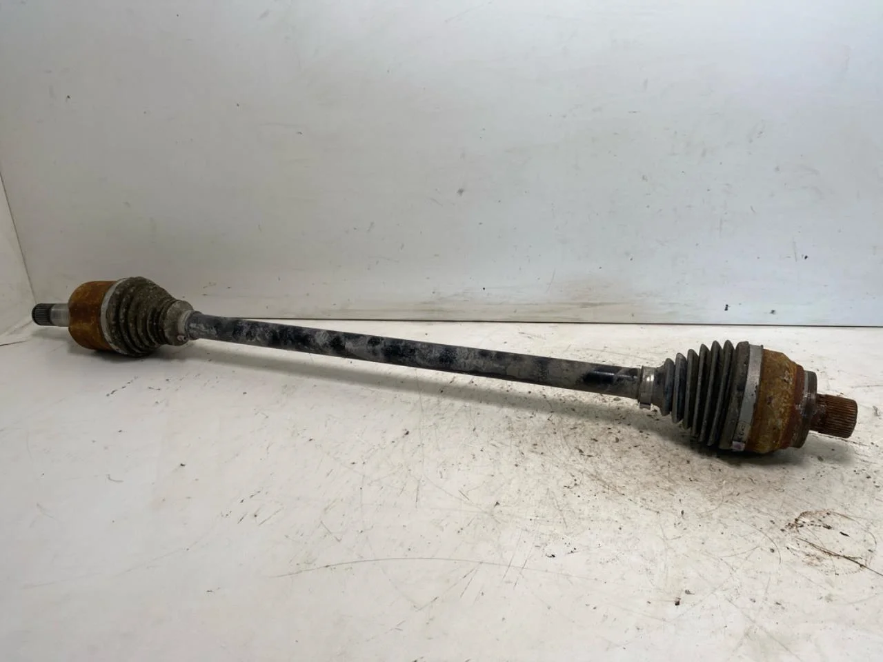 Volkswagen ID BUZZ/CARGO 2022- Rear right driveshaft view 2