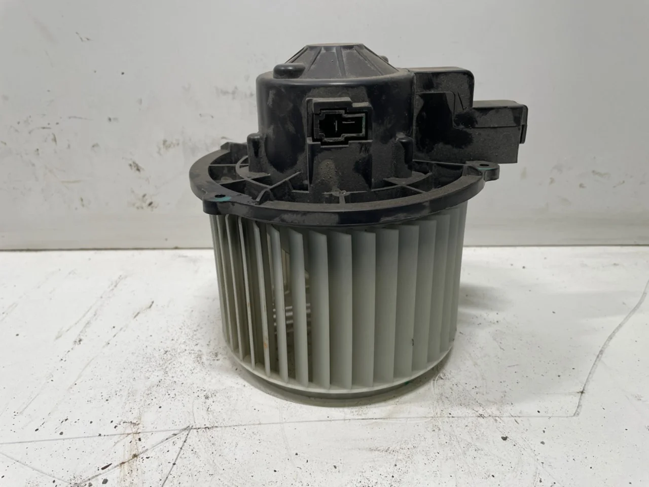 Maxus E-DELIVER3 EV30 2020- Heater blower motor view 2