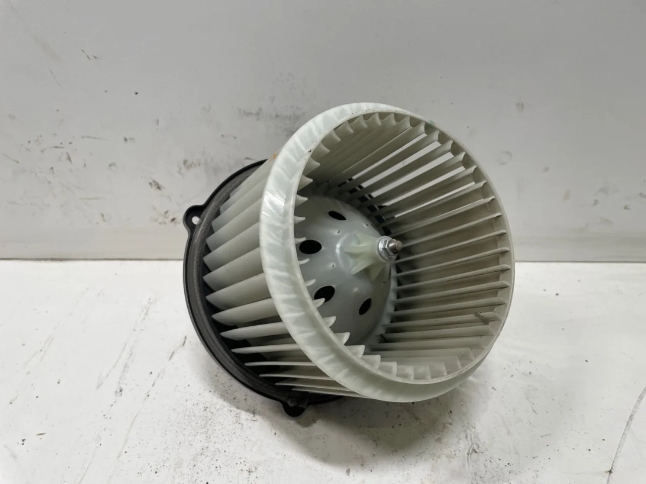 Maxus E-DELIVER3 EV30 2020- Heater blower motor view 3