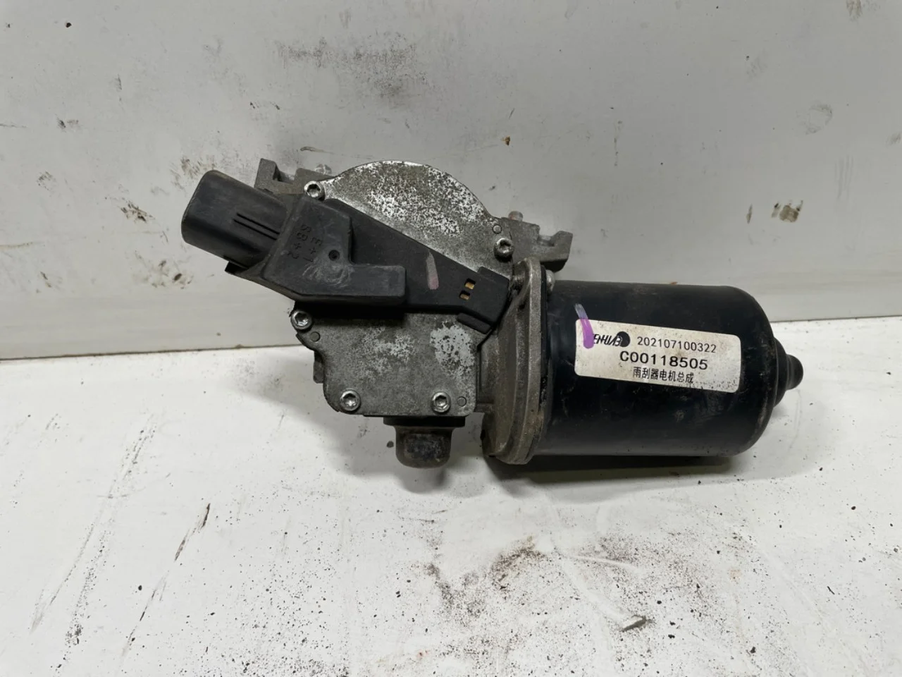Maxus E-DELIVER3 EV30 2020- Windshield wiper motor view 2