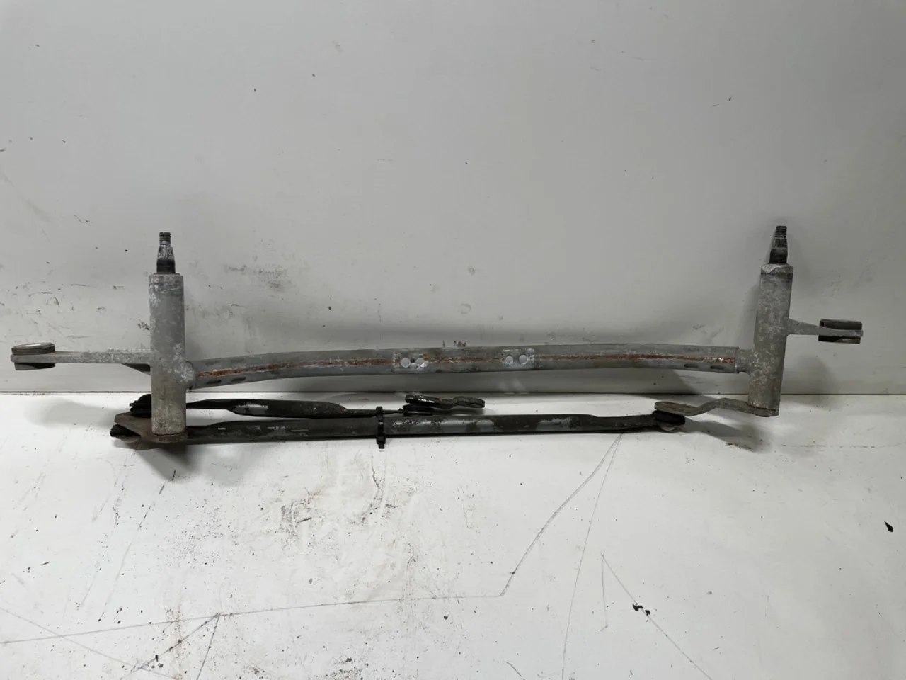 Maxus E-DELIVER3 EV30 2020- Windshield wiper linkage view 2