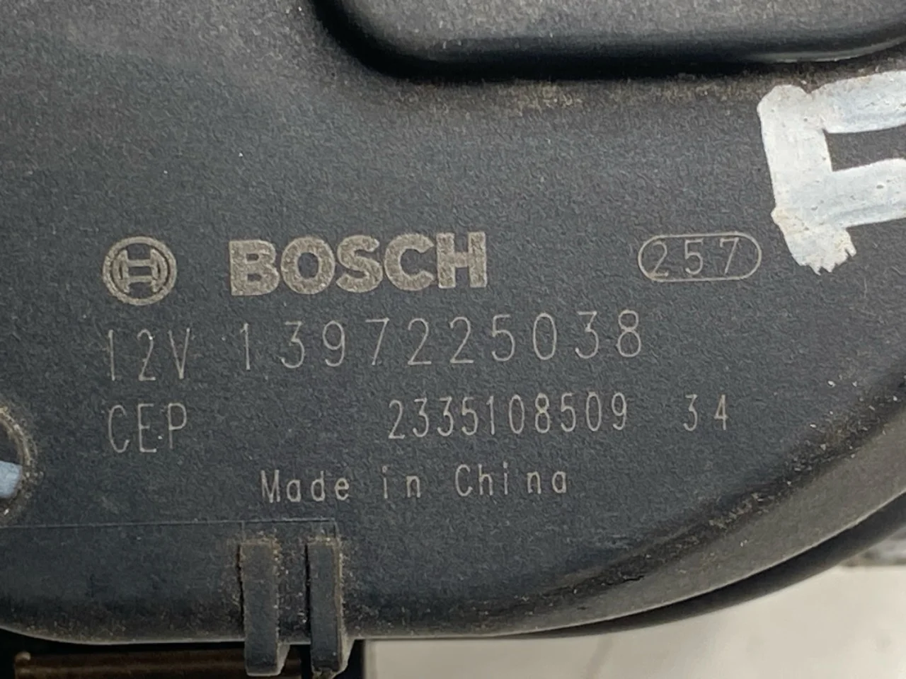 Volvo EX30 2024- Windshield wiper motor view 3
