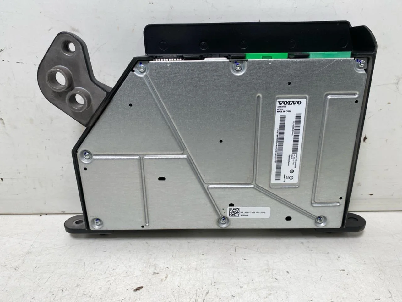 Polestar 2 2020- Radio / hi-fi amplifier view 2