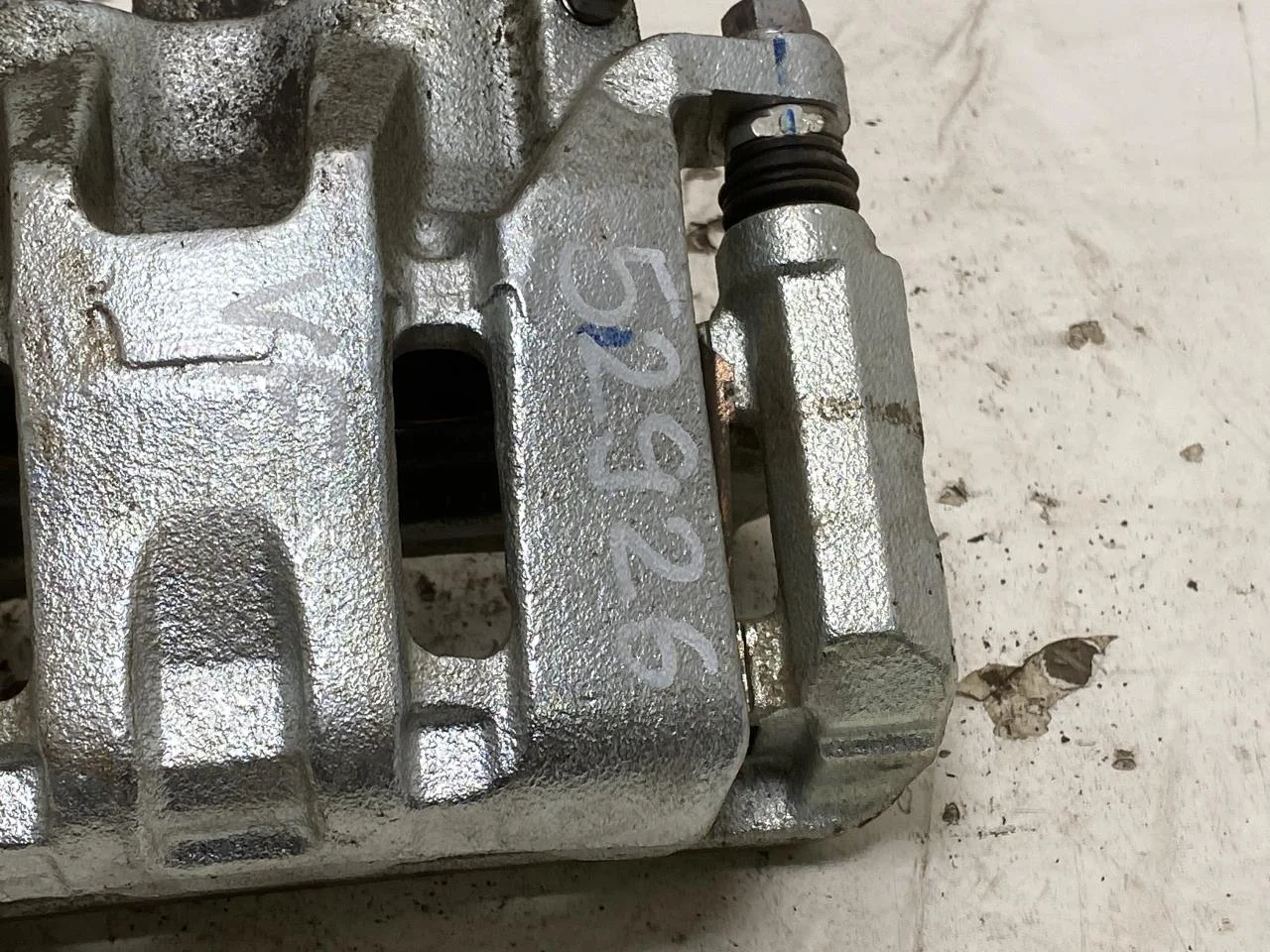 Xpeng G6 2024-> Front left brake caliper view 2