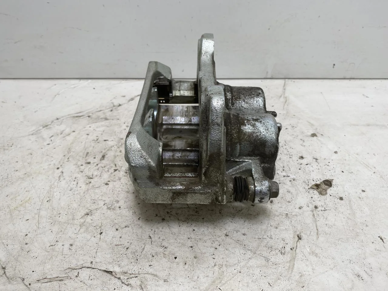 Xpeng G6 2024-> Front left brake caliper view 4