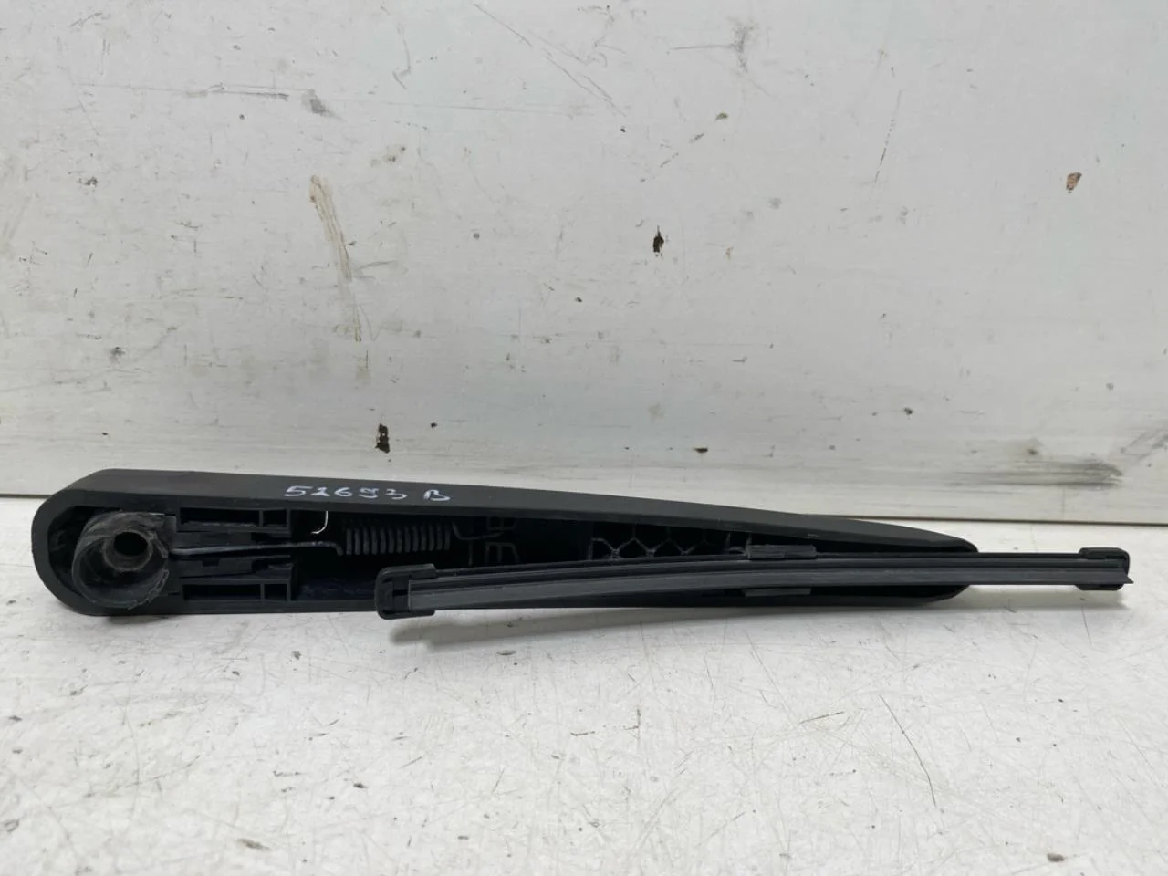 Wiper arm, rear window view 3