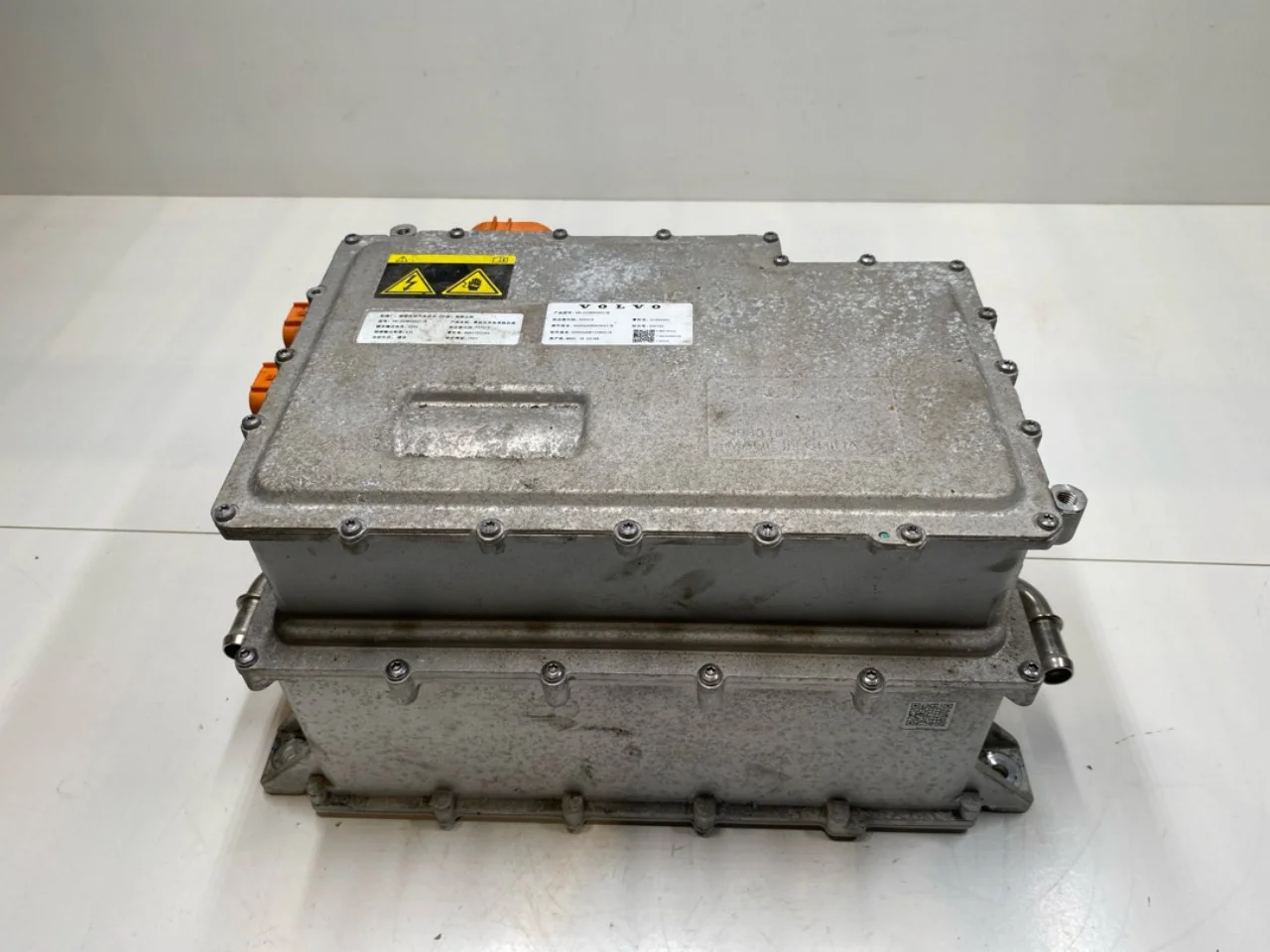 Volvo EX30 2024- Akkumulátortöltő
