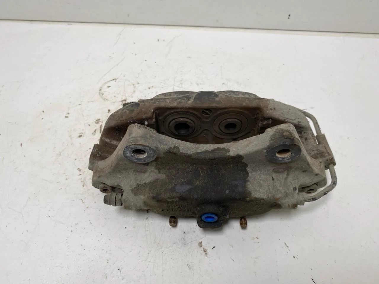 Tesla MODEL S 2013- Rear left brake caliper view 2