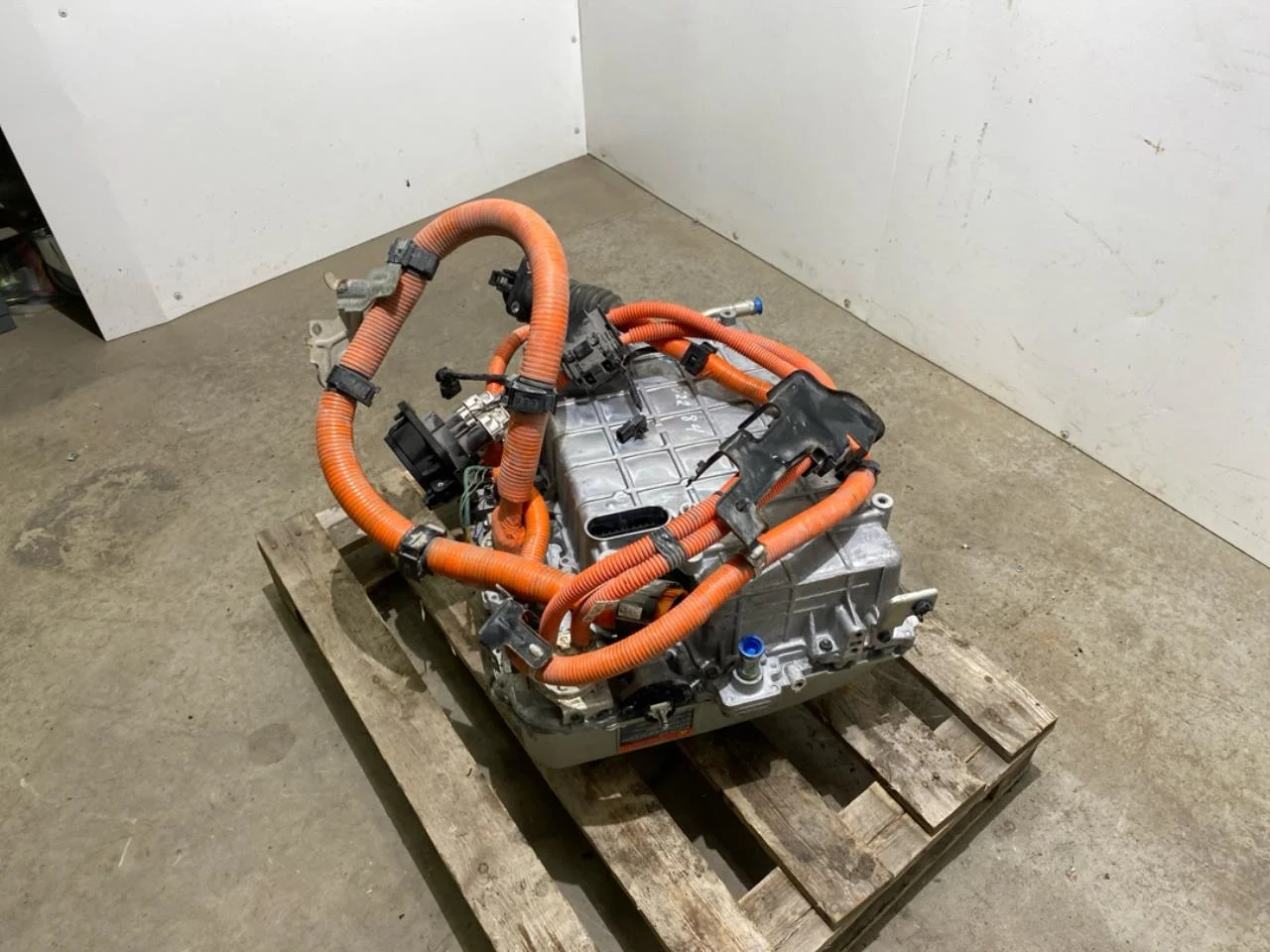 Nissan LEAF 2011-17 Battery charger view 2