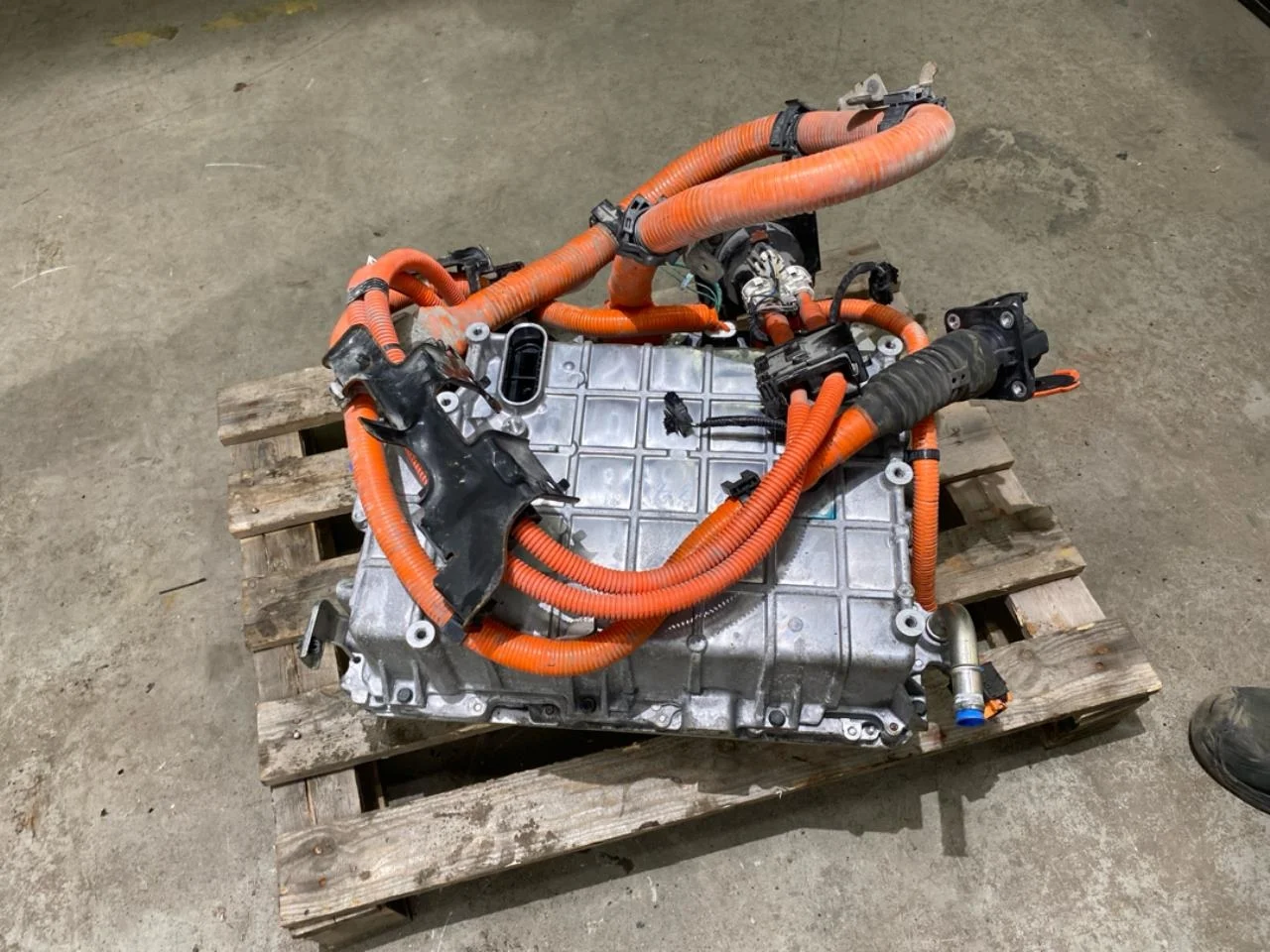 Nissan LEAF 2011-17 Battery charger view 4