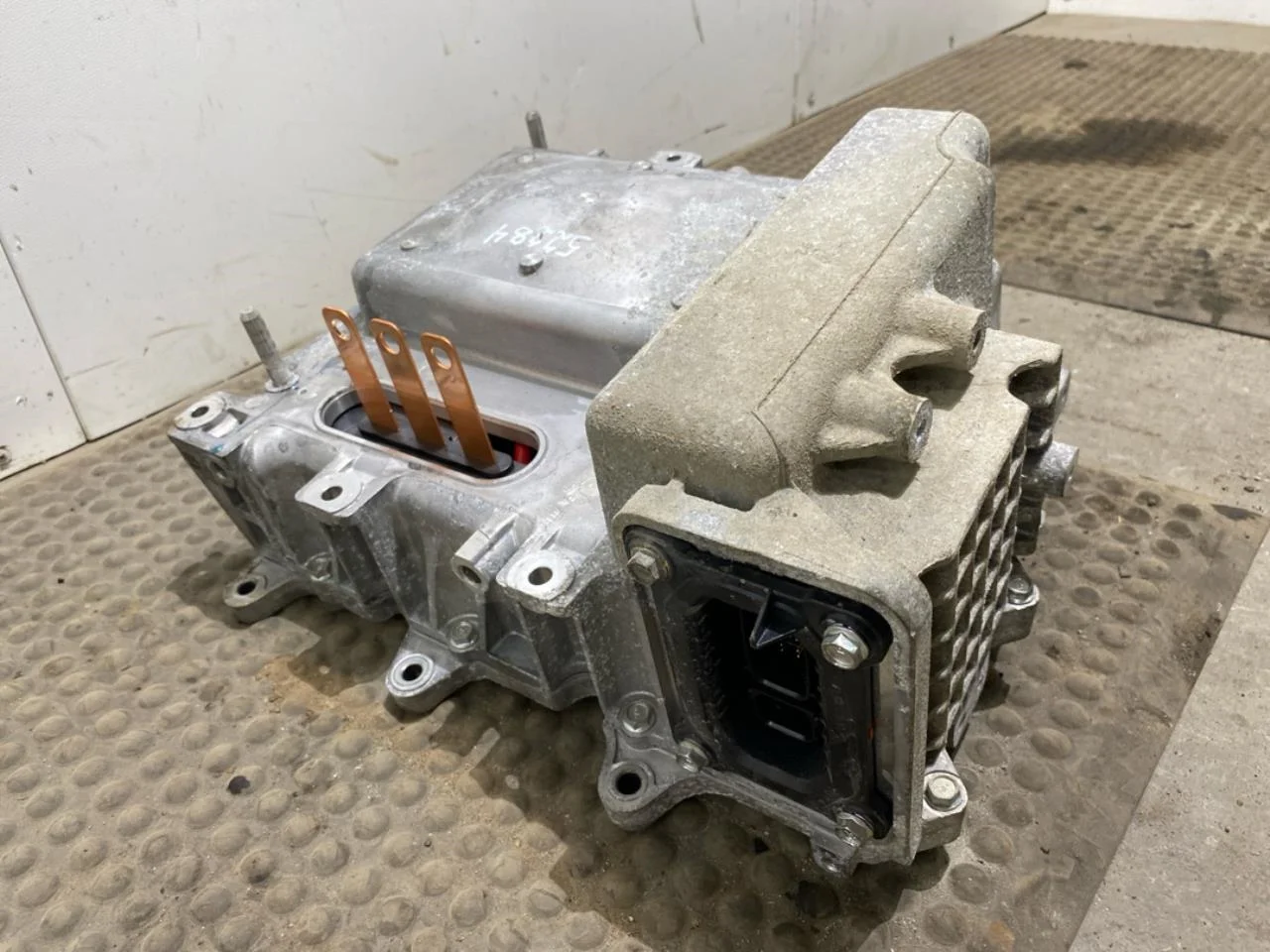 Nissan LEAF 2011-17 Inverter, 12-220V view 2