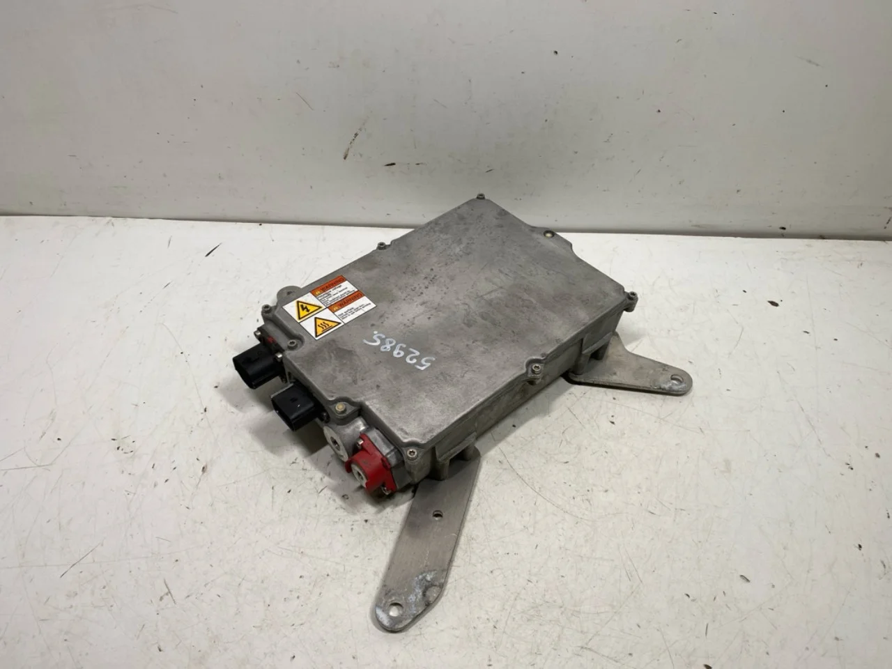 Mercedes B 180-200 W246/W242 2012-19 Voltage converter, battery view 2