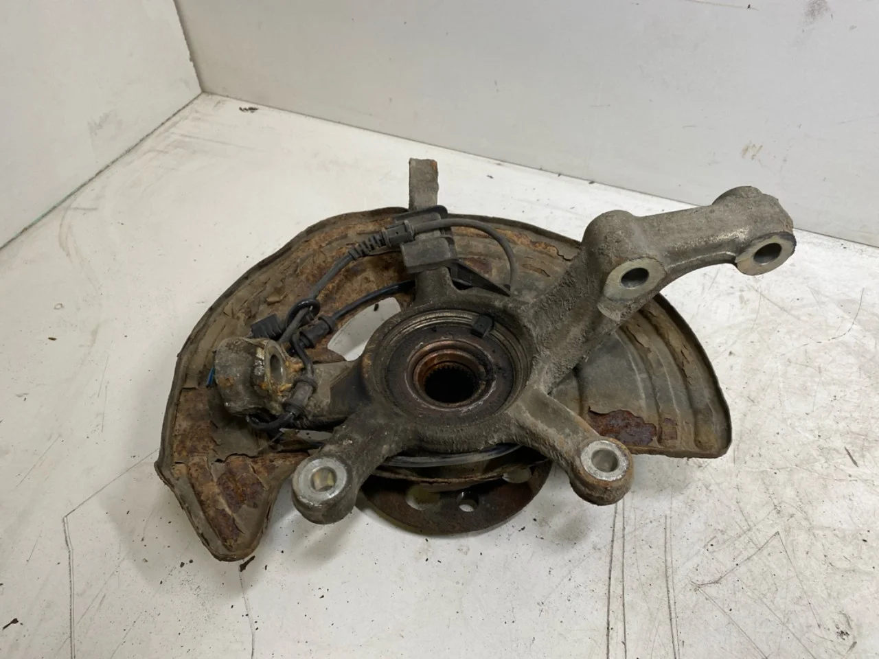 Mercedes B 180-200 W246/W242 2012-19 Stub axle carrier, left front view 2