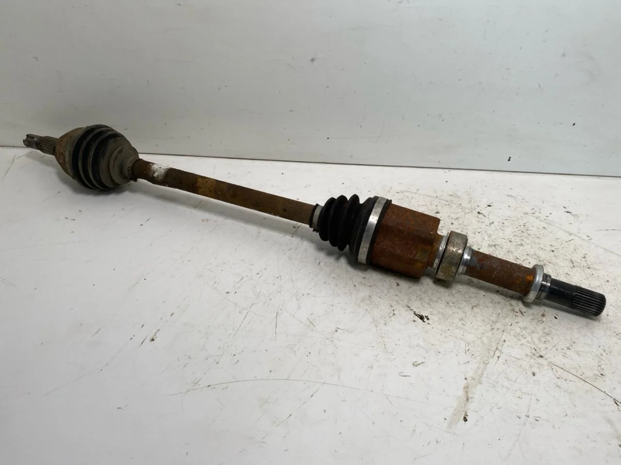 Nissan LEAF 2017-24 Front right driveshaft view 2