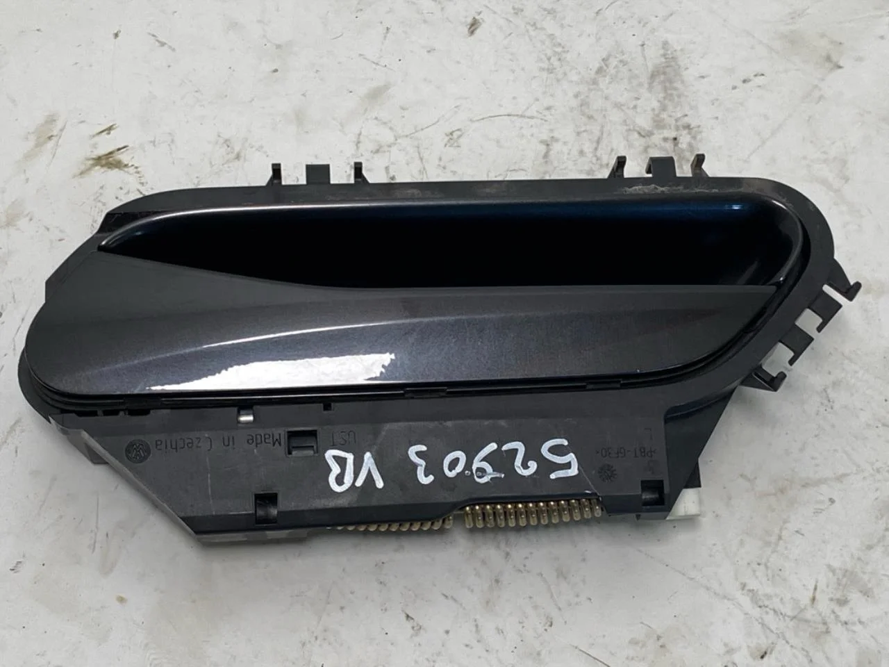 Volkswagen ID.4 2021- Left exterior door handle view 2