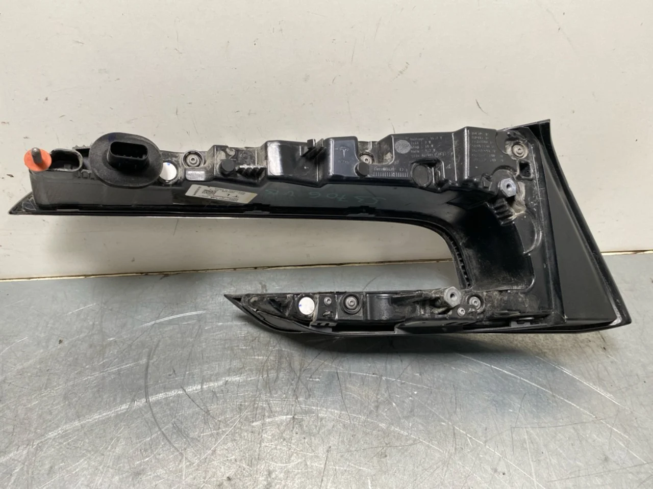 Tesla MODEL 3 2024- Left tail light view 2