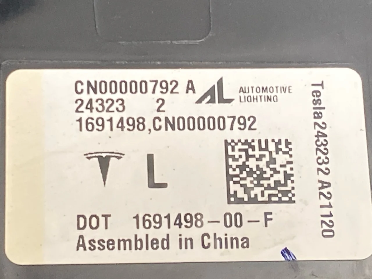 Tesla MODEL 3 2024- Left tail light view 3