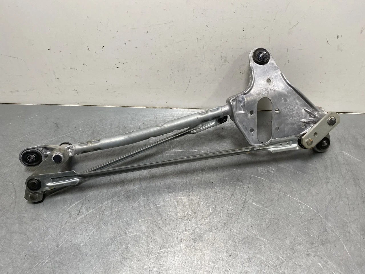 Tesla MODEL 3 2024- Windshield wiper linkage view 2