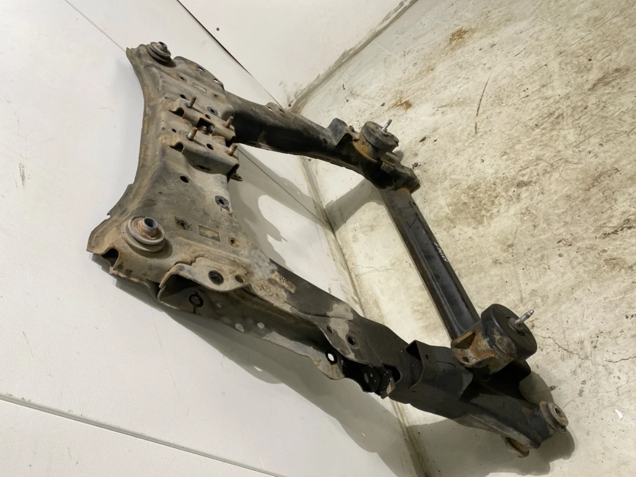 Nissan E-NV200 / EVALIA Front subframe view 4