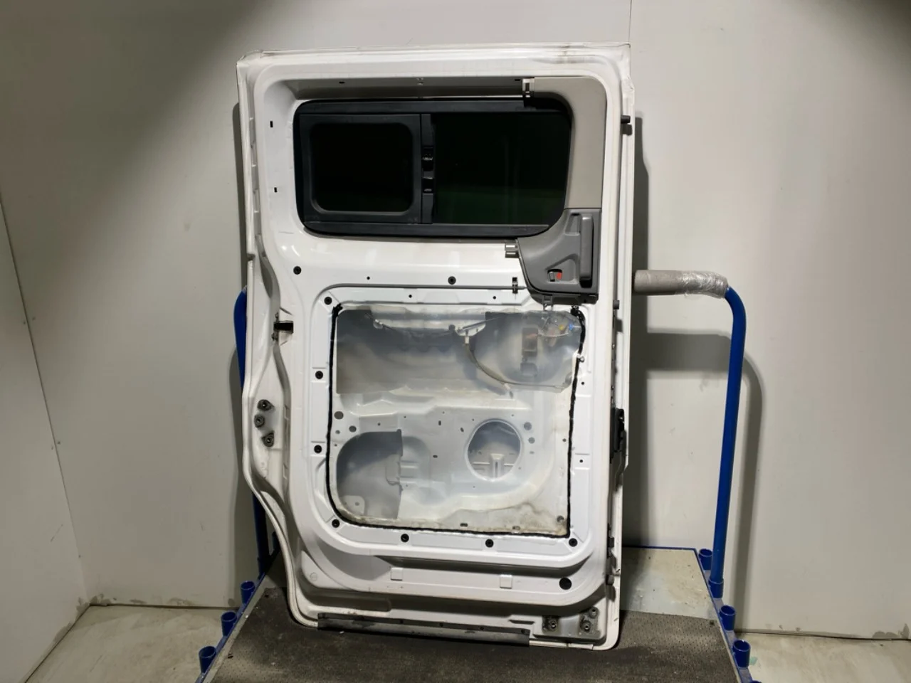 Nissan E-NV200 / EVALIA Left sliding door view 2