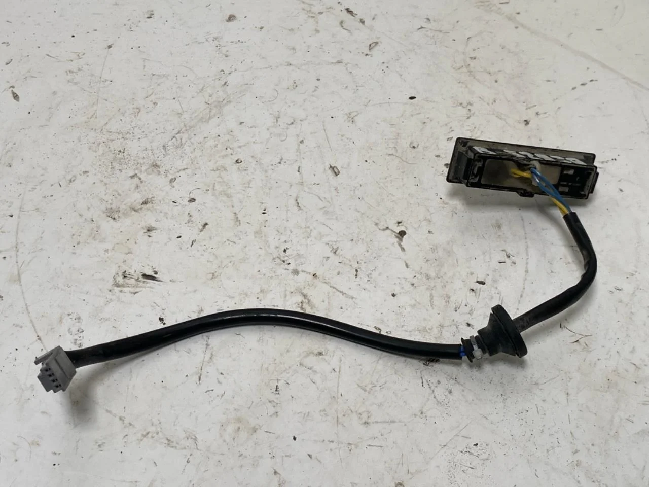 Nissan LEAF 2017-24 Tailgate switch view 2