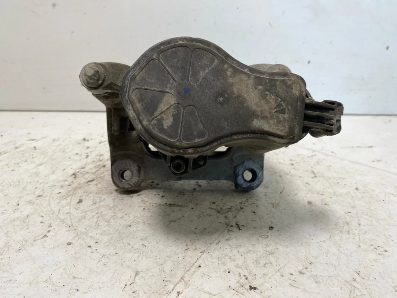 Opel / Vauxhall VIVARO 2020- Rear left brake caliper view 2