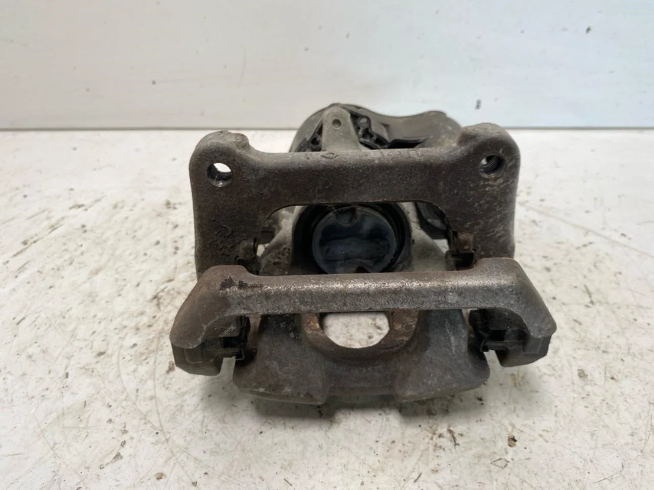 Opel / Vauxhall VIVARO 2020- Rear left brake caliper view 3