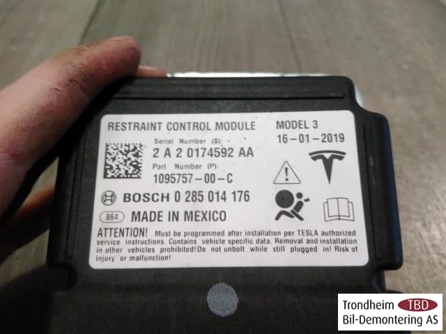 Tesla MODEL 3 2017--> Airbag control unit view 4