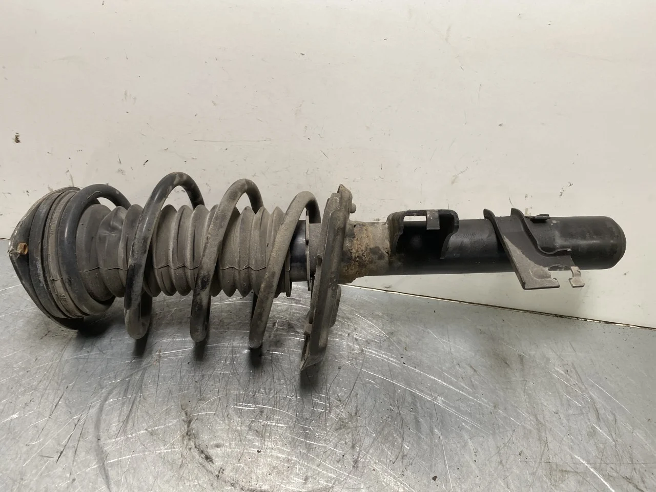 Strut assembly, front right view 2