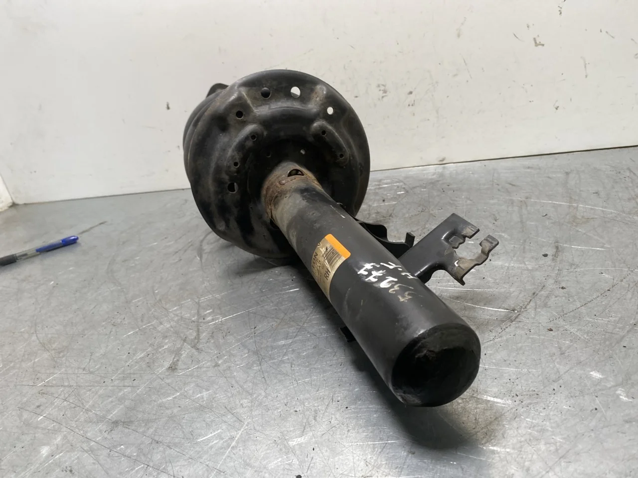 Strut assembly, front right view 3