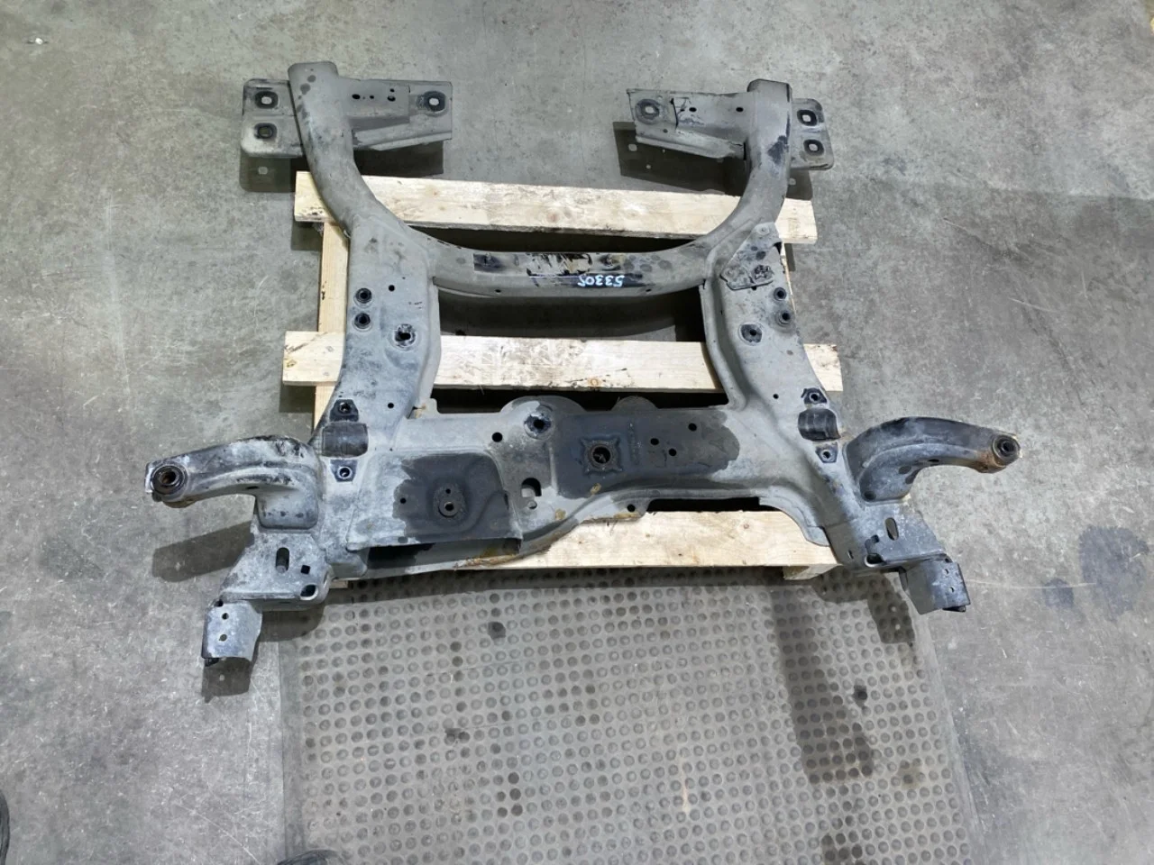 Mercedes B 180-200 W246/W242 2012-19 Első futómű merevítő (gerenda) nézet 4