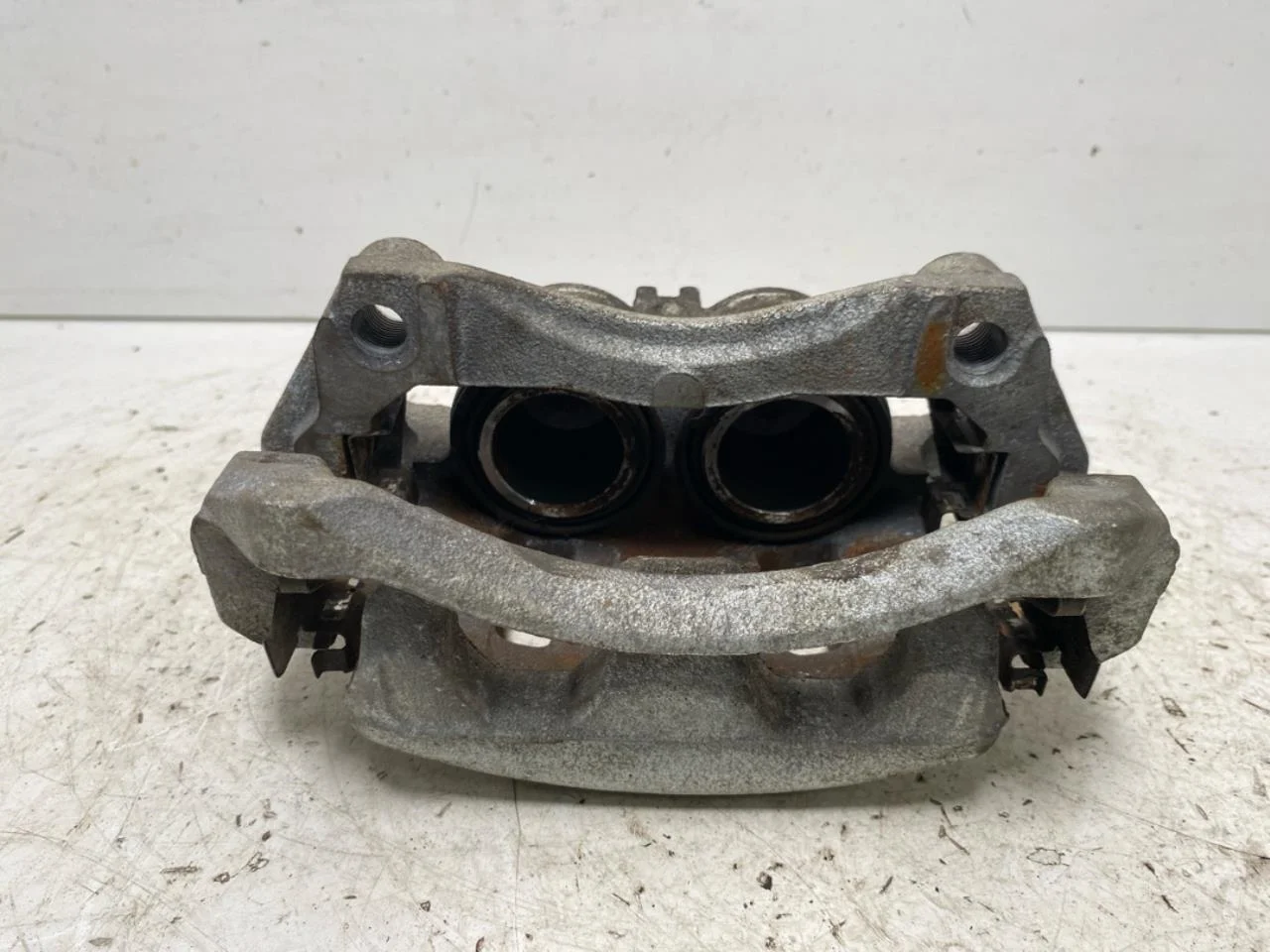 Nissan LEAF 2017-24 Front right brake caliper view 3
