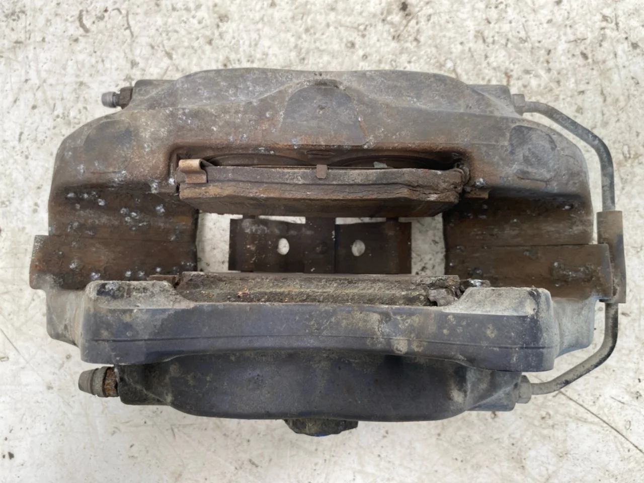 Tesla MODEL S 2013- Rear left brake caliper view 3